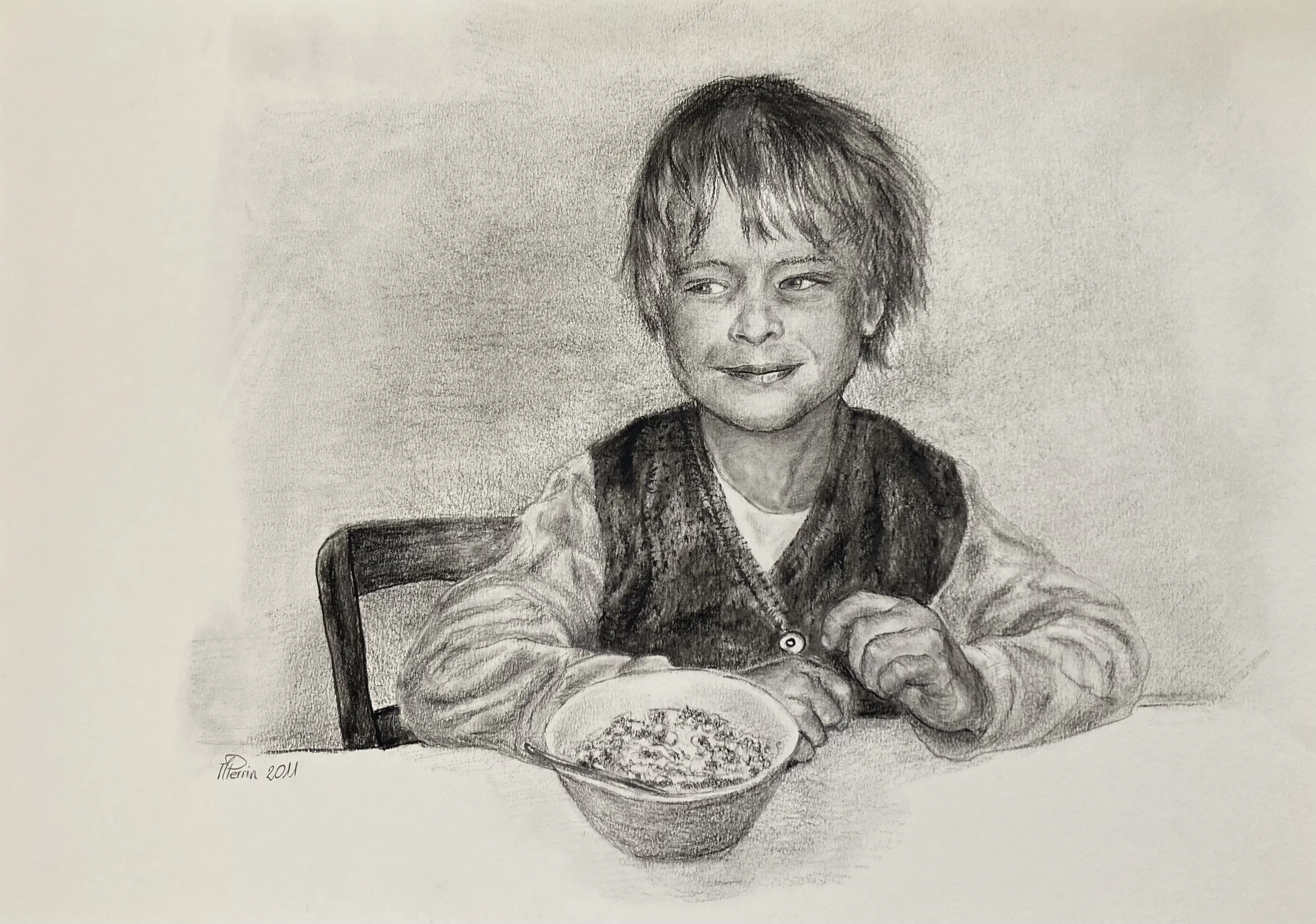 Portrait d'un garçon assis à table devant un bol, fusain sur papier