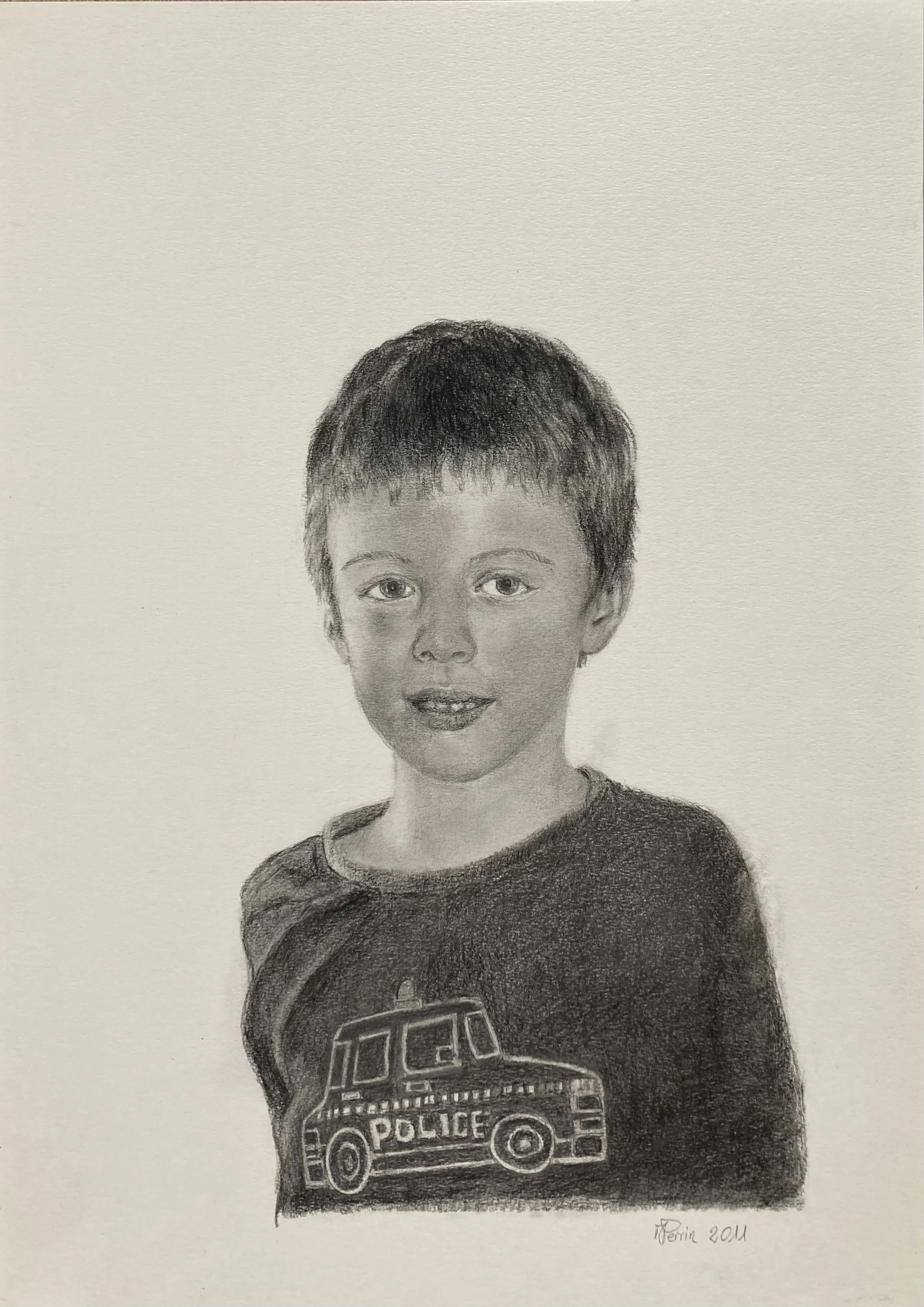Portrait d'un petit garçon souriant, crayon sur papier